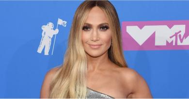Jennifer Lopez's Glowing VMAs Beauty Look Could Give the Sun a Run For Its Money