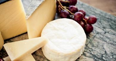A Breakdown of the Carbs in the Most Popular Cheeses, Because You Deserve Nice Things