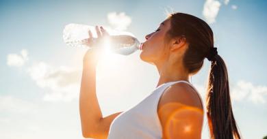 Does Drinking Water Boost Your Metabolism? Here's What 2 Experts Want You to Know