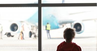 Un avión debió regresar porque una pasajera olvidó a su bebé en el aeropuerto