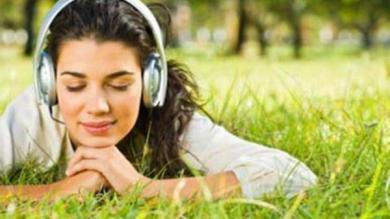 Increíble: escuchar música perjudicaría el proceso creativo