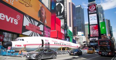 Un antiguo avión de TWA paseó por las calles de Nueva York antes de transformarse en un bar