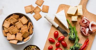 Low-Carb Crackers Are Here to Take Your Snacks to the Next Level