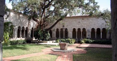 La increíble historia de un monasterio español del siglo XII que se mudó a Miami Beach