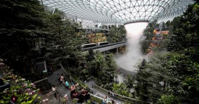 El aeropuerto de Singapur inaugura la cascada interior más alta del mundo