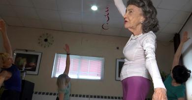 La profesora de yoga que sigue dando clases a los 100 años