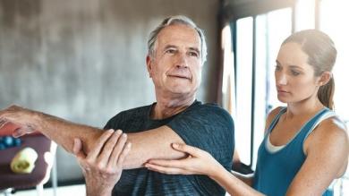 Los hombres también sufren osteoporosis: estas son 5 características