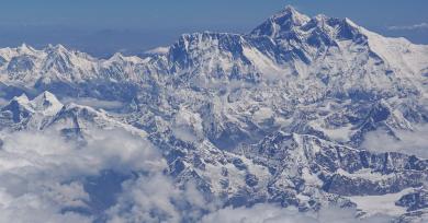 Récord de montañistas y problemas de seguridad en el Everest