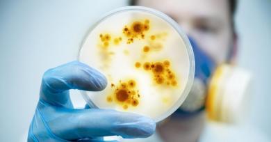Virus diseñados para atacar bacterias salvan a una chica de 15 años