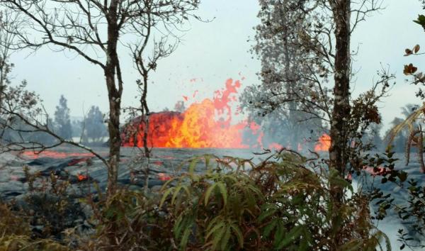 Hawaii volcano spews 6 mile-high plume of ash, could blow again