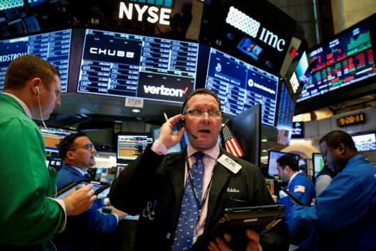 Wall St. set for weekly loss as bank and chip stocks weigh