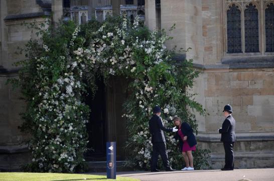 Amid flags and fanfare, crowds gather for Harry and Meghan's glittering wedding