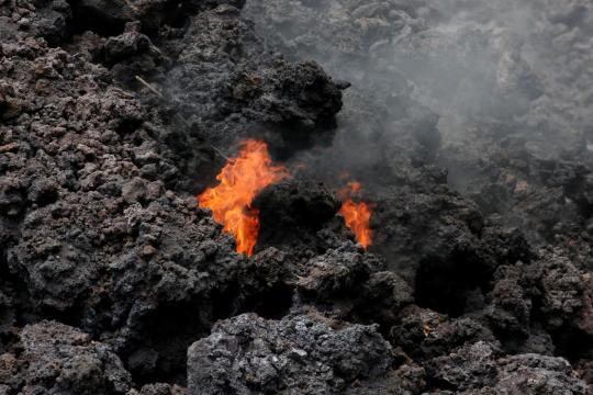 Hawaii faces new threat of fumes from volcano's lava