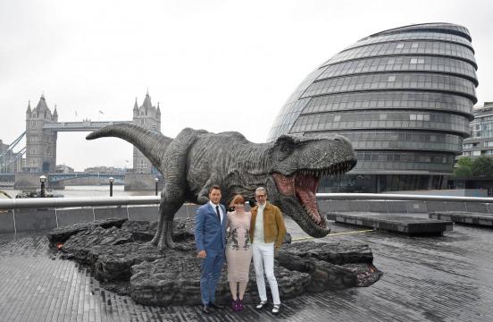 Roaring dinosaurs return in 'Jurassic World' sequel