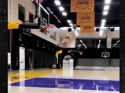 LiAngelo Ball Has Dunk Sesh At Lakers Practice Facility
