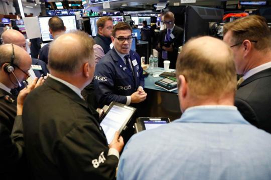 Wall Street falls on Italy worries; bank shares drop