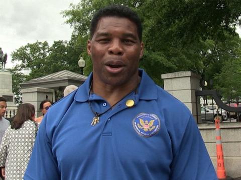 Herschel Walker Still Does 3,500 Sit-Ups Daily, Offers to Train Trump!