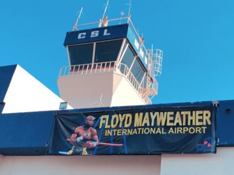 Floyd Mayweather Gets Welcome Banner at Mexico Airport