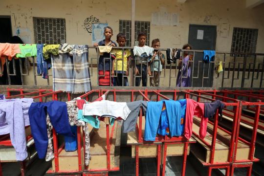 Yemeni civilians shelter in schools from air strikes in battle for major port