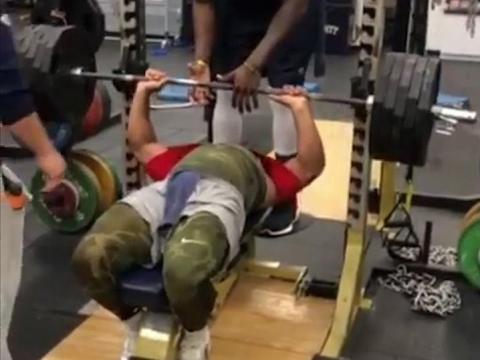 Rams Star Aaron Donald Hits 495-Pound Bench Press, No Help Needed