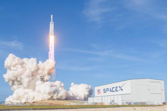 SpaceX wins $130 million Air Force launch contract, marking a first for Falcon Heavy