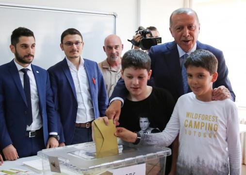 Erdogan facing major test as voting ends in Turkey elections