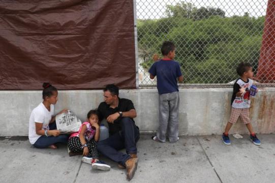Judge bars separation of immigrants from children, orders reunification