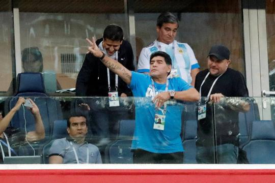 Para Maradona, Neymar é 'fenômeno', mas precisa esquecer as simulações