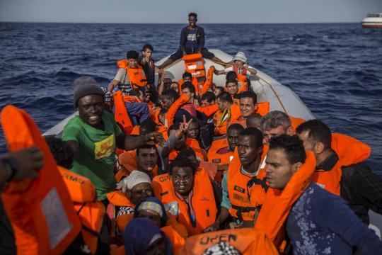 Barco de ONG espanhola resgata 59 imigrantes no mar Mediterrâneo