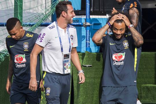 Marcelo treina no campo, mas Tite ensaia time com Filipe Luís