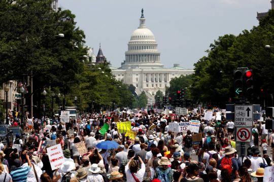 Protestos nos EUA reúnem milhares contra separação de famílias de migrantes