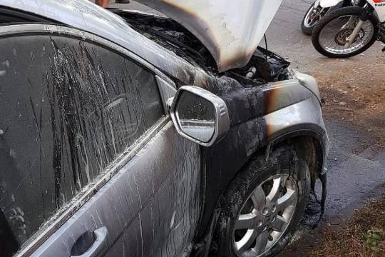 Homem incendeia carro estacionado na frente de garagem em São Paulo