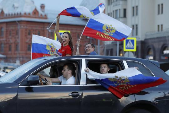 Rússia sorri como nunca e faz festa de título para ida às quartas em Moscou