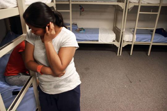 Imigrante conta sua história em centro de detenção familiar nos EUA