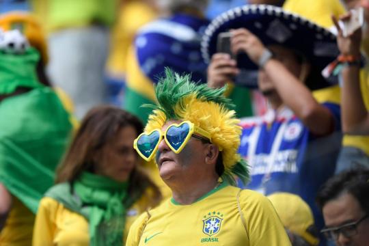Torcida brasileira urra nas ruas, mas é tímida nos estádios da Rússia