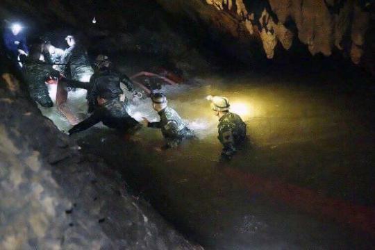 Mergulhadores avançam em esforço de resgate em caverna na Tailândia