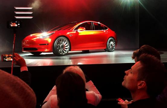 Tesla shares fall despite hitting Model 3 production target