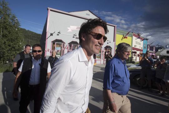 Premiê do Canadá responde a acusação de repórter sobre 'apalpada'