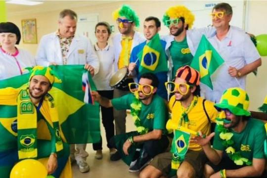 Torcedores brasileiros visitam crianças com câncer e transformam hospital na Rússia em arquibancada da Copa