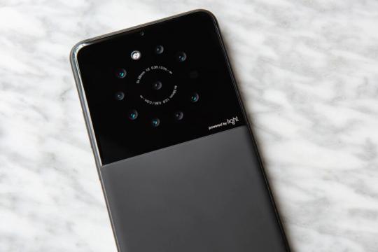 Light is building a smartphone with five to nine cameras