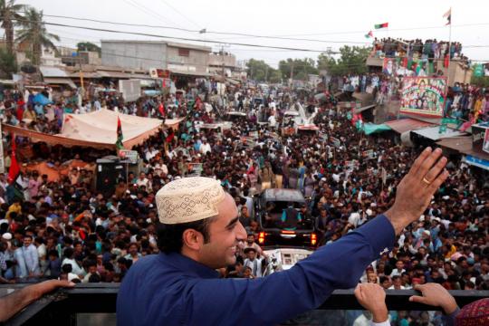 Herdeiro de clã político Bhutto faz campanha para ser premiê do Paquistão