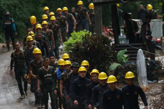 Mergulhador morre em preparativos de resgate em caverna na Tailândia