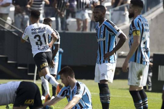 Em dia sem Copa, Corinthians e Palmeiras vencem amistosos