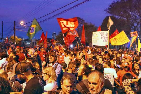 Lula permanece preso após guerra de decisões no TRF-4