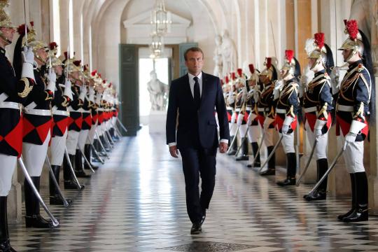 Em queda de popularidade, Macron reúne Parlamento em Versalhes e é chamado de monarca