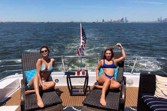 Após noivado de Justin Bieber, Selena Gomez aparece em foto curtindo NY com uma amiga