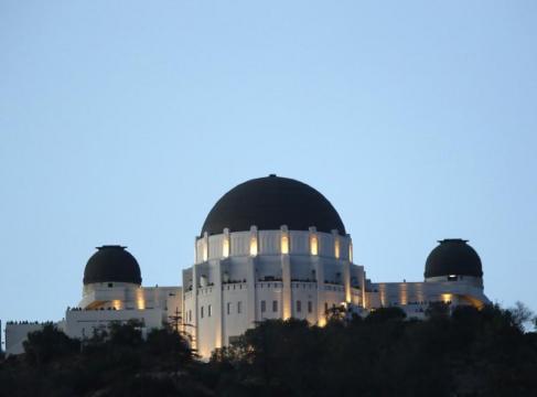 Brush fire prompts evacuation of landmark Griffith Observatory in Los Angeles