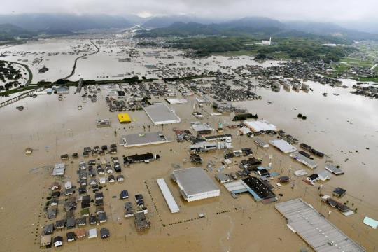 Premiê visita região afetada por chuvas no Japão