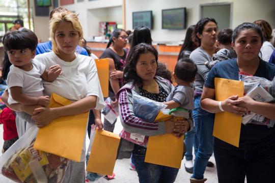 Famílias migrantes são reunidas, mas algumas crianças não reconhecem mães