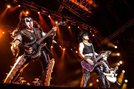 Show da turnê do Kiss: Gene Simmons cuspindo fogo e Paul Stanley na tirolesa